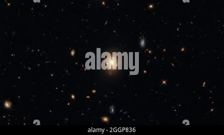 Questa immagine del telescopio spaziale Hubble rivela, al centro dell'immagine, una coppia di galassie e un quasar distante. Foto Stock