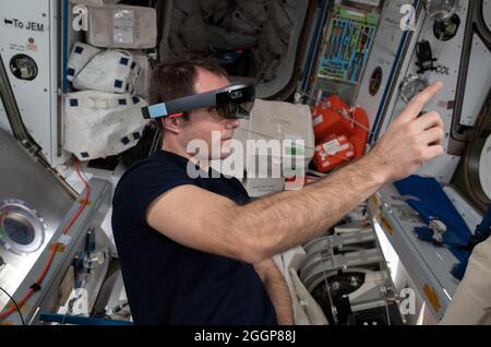 L'ingegnere di volo Expedition 65 Thomas Pesquet dell'ESA (Agenzia spaziale europea) indossa occhiali Sidekick per dimostrare di utilizzare la realtà aumentata mentre interagisce con i componenti a bordo della Stazione spaziale Internazionale. Foto Stock