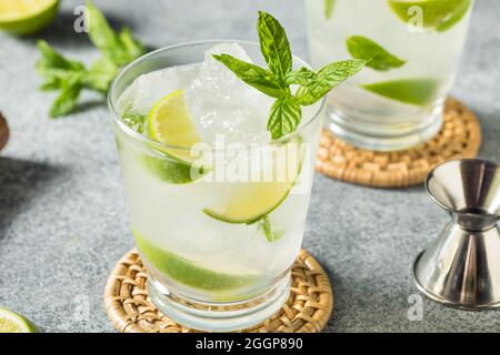Boozy freddo rinfrescante Mint Mojito con Lime e Rum Foto Stock