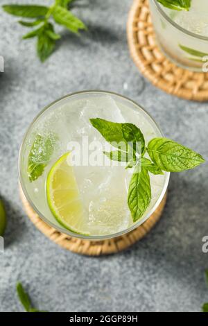 Boozy freddo rinfrescante Mint Mojito con Lime e Rum Foto Stock
