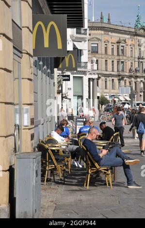 Copenhagen, Denamrk.,02 Settembre 2021 /Ristorazione all'aperto McDonalds bruger servizio all'aperto a Copenhagen Denamrk. (Foto..Francis Joseph Dean/ Foto Stock
