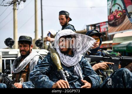 Il convoglio dei combattenti talebani pattuglia per le strade di Kabul, Afghanistan, il 31 agosto 2021, dopo il ritiro degli Stati Uniti e l'acquisizione dei talebani. Foto di Selcuk Samiloglu/DVM/ABACAPRESS.COM Foto Stock