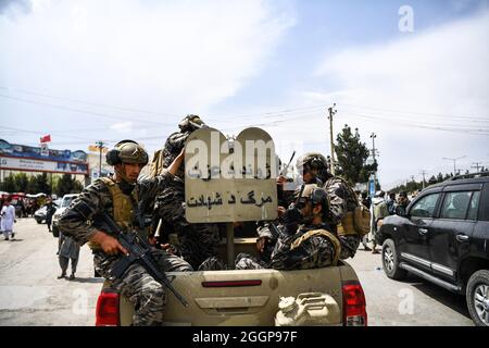 Il convoglio dei combattenti talebani pattuglia per le strade di Kabul, Afghanistan, il 31 agosto 2021, dopo il ritiro degli Stati Uniti e l'acquisizione dei talebani. Foto di Selcuk Samiloglu/DVM/ABACAPRESS.COM Foto Stock