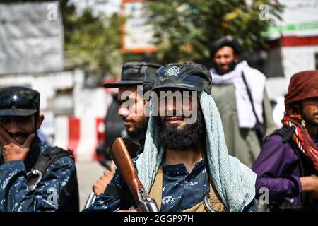 Il convoglio dei combattenti talebani pattuglia per le strade di Kabul, Afghanistan, il 31 agosto 2021, dopo il ritiro degli Stati Uniti e l'acquisizione dei talebani. Foto di Selcuk Samiloglu/DVM/ABACAPRESS.COM Foto Stock