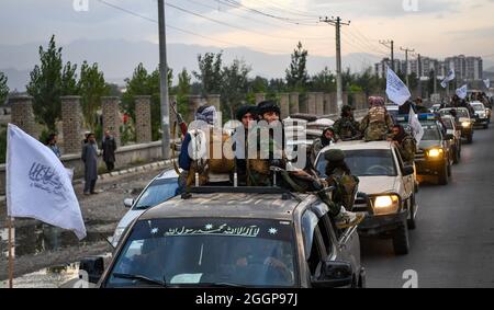 Il convoglio dei combattenti talebani pattuglia per le strade di Kabul, Afghanistan, il 31 agosto 2021, dopo il ritiro degli Stati Uniti e l'acquisizione dei talebani. Foto di Selcuk Samiloglu/DVM/ABACAPRESS.COM Foto Stock