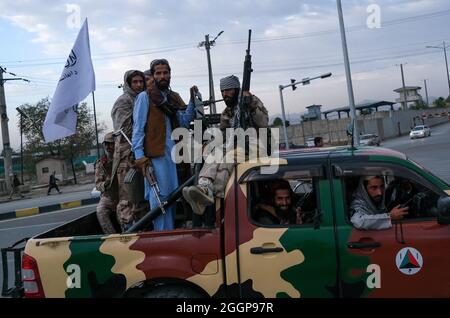 Il convoglio dei combattenti talebani pattuglia per le strade di Kabul, Afghanistan, il 31 agosto 2021, dopo il ritiro degli Stati Uniti e l'acquisizione dei talebani. Foto di Selcuk Samiloglu/DVM/ABACAPRESS.COM Foto Stock