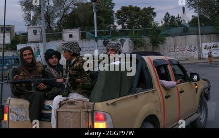 Il convoglio dei combattenti talebani pattuglia per le strade di Kabul, Afghanistan, il 31 agosto 2021, dopo il ritiro degli Stati Uniti e l'acquisizione dei talebani. Foto di Selcuk Samiloglu/DVM/ABACAPRESS.COM Foto Stock