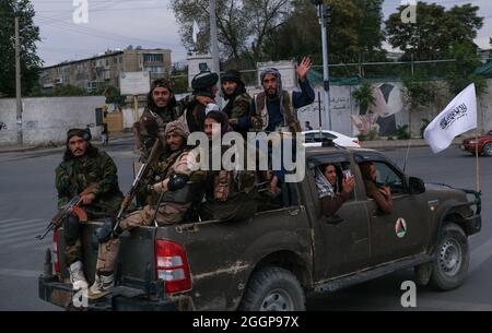 Il convoglio dei combattenti talebani pattuglia per le strade di Kabul, Afghanistan, il 31 agosto 2021, dopo il ritiro degli Stati Uniti e l'acquisizione dei talebani. Foto di Selcuk Samiloglu/DVM/ABACAPRESS.COM Foto Stock