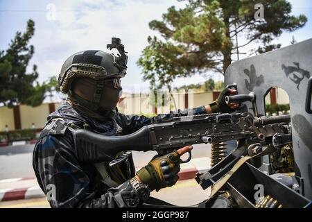 Il convoglio dei combattenti talebani pattuglia per le strade di Kabul, Afghanistan, il 31 agosto 2021, dopo il ritiro degli Stati Uniti e l'acquisizione dei talebani. Foto di Selcuk Samiloglu/DVM/ABACAPRESS.COM Foto Stock