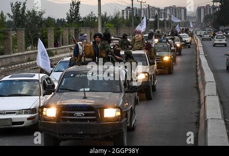 Il convoglio dei combattenti talebani pattuglia per le strade di Kabul, Afghanistan, il 31 agosto 2021, dopo il ritiro degli Stati Uniti e l'acquisizione dei talebani. Foto di Selcuk Samiloglu/DVM/ABACAPRESS.COM Foto Stock