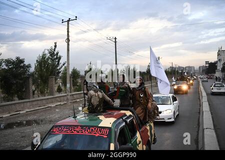 Il convoglio dei combattenti talebani pattuglia per le strade di Kabul, Afghanistan, il 31 agosto 2021, dopo il ritiro degli Stati Uniti e l'acquisizione dei talebani. Foto di Selcuk Samiloglu/DVM/ABACAPRESS.COM Foto Stock