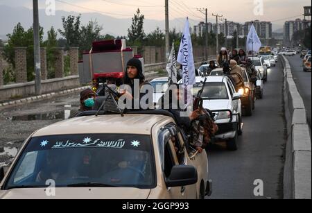 Il convoglio dei combattenti talebani pattuglia per le strade di Kabul, Afghanistan, il 31 agosto 2021, dopo il ritiro degli Stati Uniti e l'acquisizione dei talebani. Foto di Selcuk Samiloglu/DVM/ABACAPRESS.COM Foto Stock