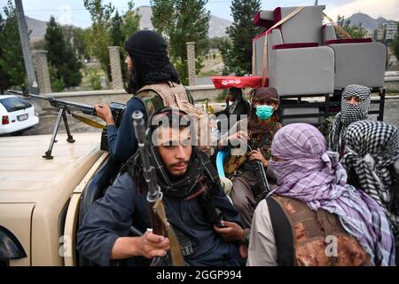 Il convoglio dei combattenti talebani pattuglia per le strade di Kabul, Afghanistan, il 31 agosto 2021, dopo il ritiro degli Stati Uniti e l'acquisizione dei talebani. Foto di Selcuk Samiloglu/DVM/ABACAPRESS.COM Foto Stock