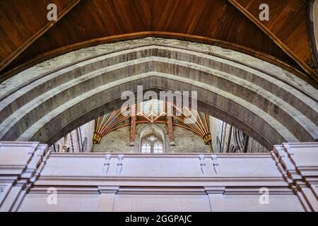 Cattedrale di San David a St. David's, Pembrokeshire, Galles, che mostra l'architettura interna e la volta centrale della torre. Foto Stock