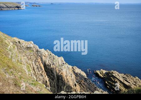 Un gruppo che coastrae sulla costa del Pembrokeshire nel Galles del Sud. REGNO UNITO Foto Stock