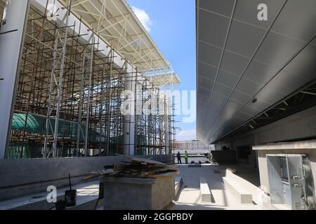 (210902) -- HARARE, 2 settembre 2021 (Xinhua) -- Foto scattata il 1 settembre 2021 mostra il sito di costruzione del progetto di espansione dell'aeroporto internazionale Robert Gabriel Mugabe di Harare, Zimbabwe. Il completamento dell'espansione dell'aeroporto internazionale Robert Gabriel Mugabe aumenterà significativamente gli arrivi turistici, ha detto mercoledì il presidente dello Zimbabwe Emmerson Mnangagwa. Il progetto, intrapreso da China Jiangsu International, un appaltatore cinese, è in corso nonostante i ritardi causati dalla pandemia del COVID-19. (Foto di Wanda/Xinhua) Foto Stock