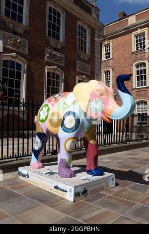 Elephant in porcellana di Amy Bourbon; Worcester's Big Parade; Summer 2021; Worcestershire; Inghilterra. Foto Stock