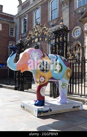 Elephant in porcellana di Amy Bourbon; Worcester's Big Parade; Summer 2021; Worcestershire; Inghilterra. Foto Stock