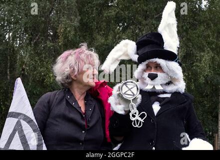 Due manifestanti, uno vestito da coniglio, raffigurato come manifestanti si riuniscono fuori da Tate Modern davanti alla protesta Mass Bail Break della Extinction Rebellion, l'undicesimo giorno delle loro impossibili proteste di ribellione a Londra, Regno Unito, il 2 settembre 2021. Foto Stock