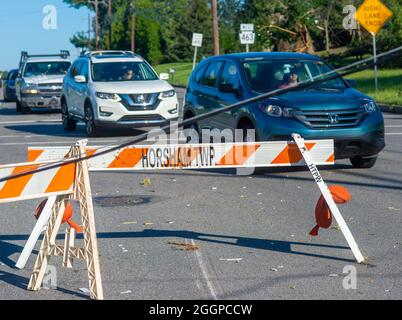 Horsham, Stati Uniti. 2 settembre 2021. I veicoli si muovono lentamente su Horsham Rd. Dopo i resti dell'uragano Ida stormed attraverso l'area tristata Giovedi, 02 settembre 2021 a Horsham, Pennsylvania. Credit: William Thomas Cain/Alamy Live News Foto Stock