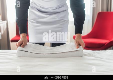 la vista era districata dal padrone di casa e gli asciugamani erano puliti sul letto della camera Foto Stock