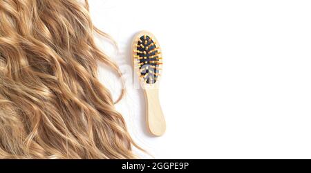 Bella bionda femmina capelli lunghi ondulati e spazzola di bambù isolato su sfondo bianco vista dall'alto Foto Stock
