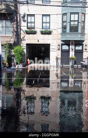 Un uomo si ripulisce dalle inondazioni causate dall'uragano Ida a Hoboken, New Jersey, USA. Foto Stock