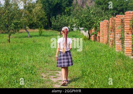 Scuola per bambini con parco all'aperto per la corsa di smartwatch. Bambini che utilizzano smartwatch sport stile di vita attivo. Schoolgirl che cerca in internet orologi touchscre Foto Stock