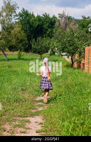 Scuola per bambini con parco all'aperto per la corsa di smartwatch. Bambini che utilizzano smartwatch sport stile di vita attivo. Schoolgirl che cerca in internet orologi touchscre Foto Stock