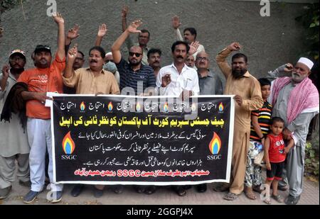 I dipendenti licenziati della sui Southern gas Company (SSGC) stanno tenendo una manifestazione di protesta contro la disoccupazione e l'escursionismo dei prezzi, presso il press club di Hyderabad giovedì 02 settembre 2021.