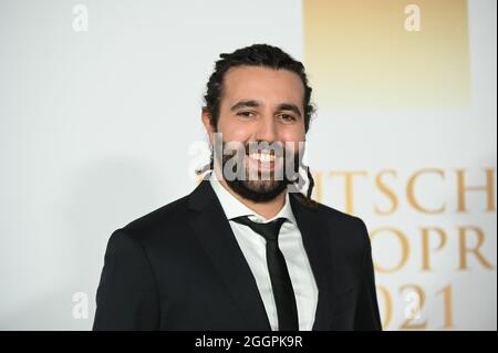 Amburgo, Germania. 2 settembre 2021. Tarek Müller, imprenditore, cammina sul tappeto rosso al German radio Awards 2021. Il premio è assegnato in dieci categorie. Non è dotato. Credit: Daniel Reinhardt/dpa/Alamy Live News Foto Stock