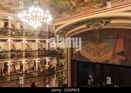 MANAUS, BRASILE - 26 LUGLIO 2015: La gente visita un concerto al Teatro Amazonas, famoso teatro di Manaus, Brasile Foto Stock