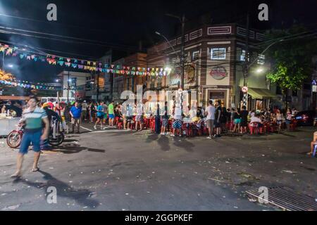 MANAUS, BRASILE - 26 LUGLIO 2015: Persone su una strada e in un bar. Foto Stock