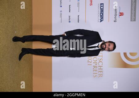 Amburgo, Germania. 2 settembre 2021. Tarek Müller, imprenditore, cammina sul tappeto rosso al German radio Awards 2021. Il premio è assegnato in dieci categorie. Non è dotato. Credit: Daniel Reinhardt/dpa/Alamy Live News Foto Stock