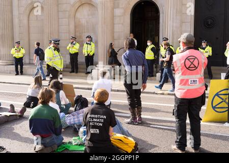 Londra, Regno Unito, 02 settembre 2021. Giorno 11. Al di fuori della Banca d'Inghilterra - la ribellione di estinzione, sotto il nome di ribellione impossibile, continua la sua protesta di 11° giorno a City of London. Molti manifestanti ascoltano discorsi e tirano cartelli che spiegano le ragioni del loro arresto. Credit: Credit: Xu Bao/Alamy Live News Foto Stock