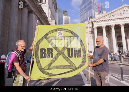 Londra, Regno Unito, 02 settembre 2021. Giorno 11. Al di fuori della Banca d'Inghilterra - la ribellione di estinzione, sotto il nome di ribellione impossibile, continua la sua protesta di 11° giorno a City of London. Molti manifestanti ascoltano discorsi e tirano cartelli che spiegano le ragioni del loro arresto. Credit: Credit: Xu Bao/Alamy Live News Foto Stock