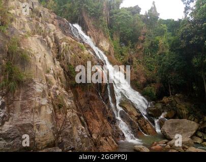 Cascata nella giungla. Thailandia natura, giungla tropicale. Foto Stock