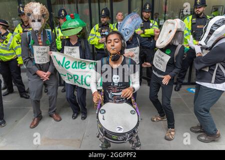 2 settembre 2021. Londra, Regno Unito. Gli attivisti della ribellione dell'estinzione si riuniscono a Tate Modern, Bankside, prima di dirigersi verso la City di Londra per chiedere responsabilità al governo e ai suoi finanzieri. Il gruppo si sposta su Bank e occupa la strada al di fuori della Bank of England fino al tardo pomeriggio. Penelope Barritt/Alamy Live News Foto Stock