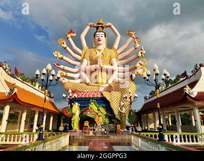 Una statua enorme di un Buddha multi-armato al tempio di Wat Plai Laem a Koh Samui in Thailandia. Samui , Tailand - 02.10.2017 Foto Stock