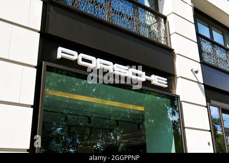 Londra, Inghilterra - Agosto 2021: Cartello all'esterno di una concessionaria di auto Porsche a Park Lane nel centro di Londra Foto Stock