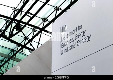 Londra, Inghilterra - Agosto 2021: Firma fuori dagli uffici del Dipartimento per le imprese, l'energia e la strategia industriale Foto Stock