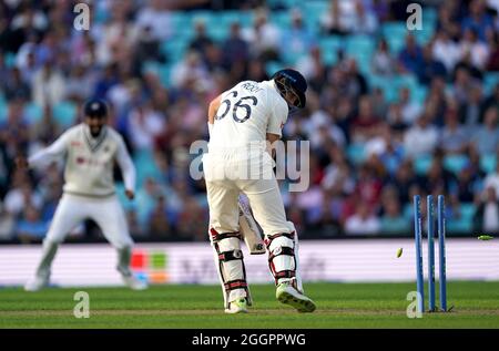 Joe Root dell'Inghilterra è stato bowled fuori da Umesh Yadav dell'India durante il giorno uno del quarto test del cinch al Kia Oval, Londra. Data foto: Giovedì 2 settembre 2021. Foto Stock