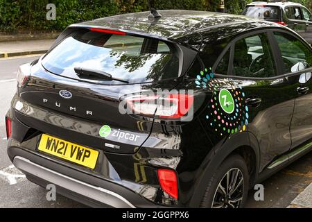 Londra, Inghilterra - Agosto 2021: Zipcar parcheggiata su una strada nel centro di Londra. Le auto, che fanno parte di un programma di condivisione auto, vengono ritirate e riprodotte Foto Stock