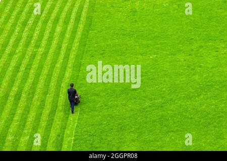 Londra, Inghilterra - Agosto 2021: Vista aerea di una persona che taglia un prato con strisce in un parco pubblico nel centro di Londra Foto Stock