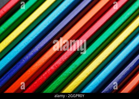 La texture delle matite multicolore è in primo piano a schermo intero. Come sfondo Foto Stock