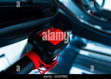 Primo piano, pulsante rosso con il fermo di iscrizione. Sicurezza del tapis roulant. Foto Stock