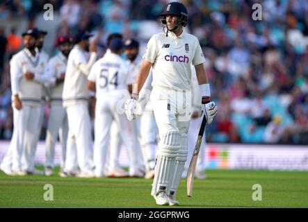 Joe Root dell'Inghilterra cammina fuori dopo essere stato bowled fuori da Umesh Yadav dell'India durante il giorno uno del quarto test del cinch al ovale di Kia, Londra. Data foto: Giovedì 2 settembre 2021. Foto Stock