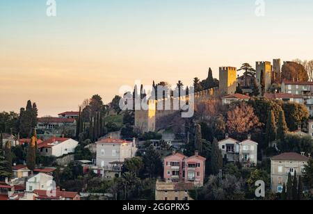 Mura di Pirano nella città costiera di Piran, Slovenia Foto Stock