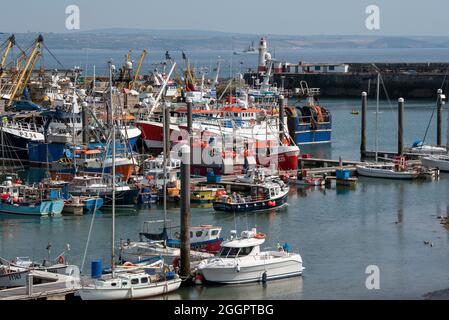 Newlyn, Cornovaglia, Inghilterra, Regno Unito. 2021. Una piccola nave traghetto con passeggeri, che naviga verso Newlyn Harbour, il più grande porto di pesca d'Inghilterra, Regno Unito. Foto Stock