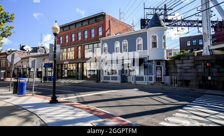 NORWALK, CT, USA - 2 SETTEMBRE 2021: Vista sulla strada dall'angolo su Washington Street e North Main Street Downtown in mattinata di sole Foto Stock